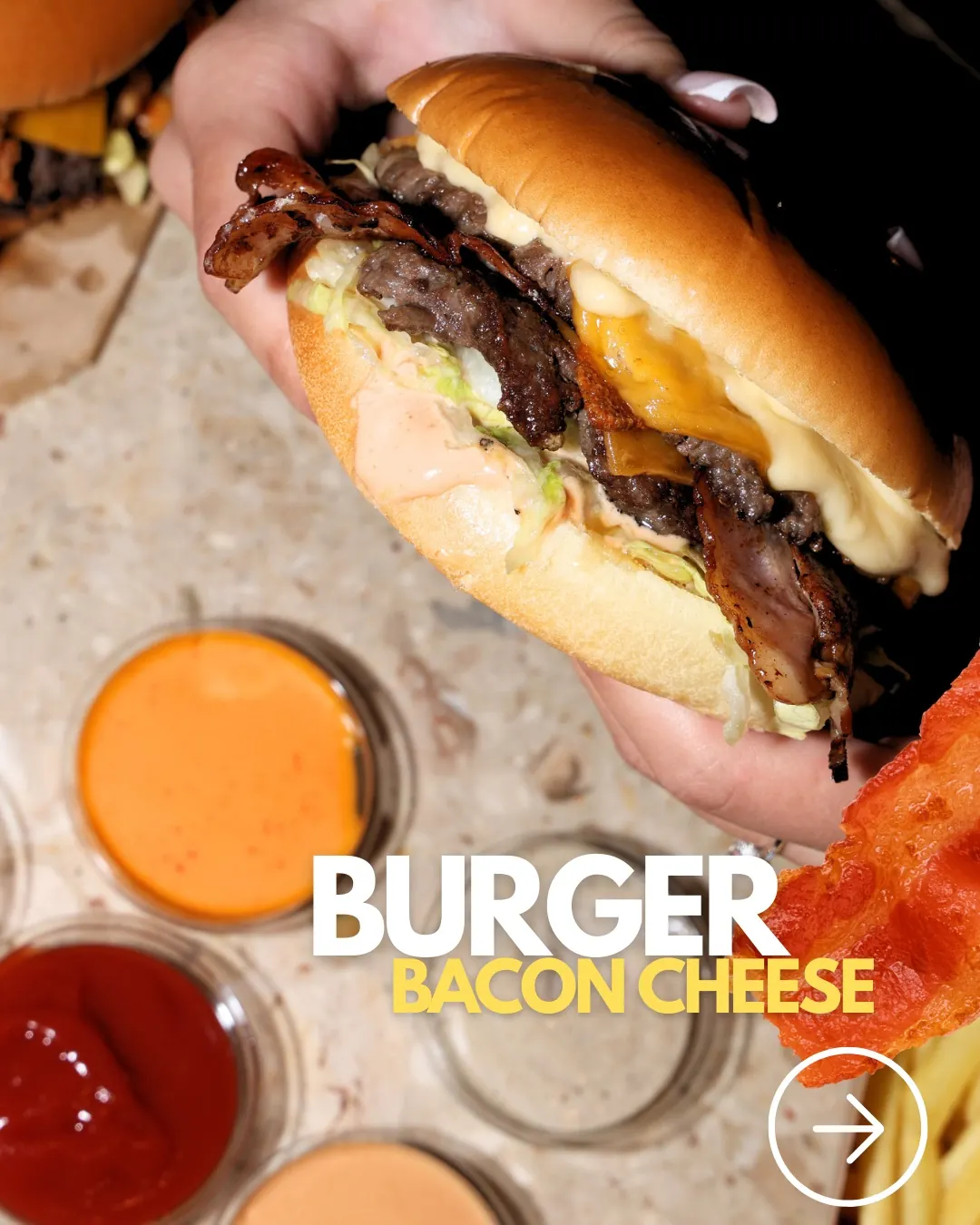 Burger bacon cheese w dłoni